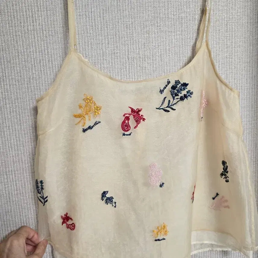 [BUNJANG] O'Z N' Kook Embroidered Chiffon Sleeveless Top / 오즈세컨 꽃 자수 쉬폰 나시