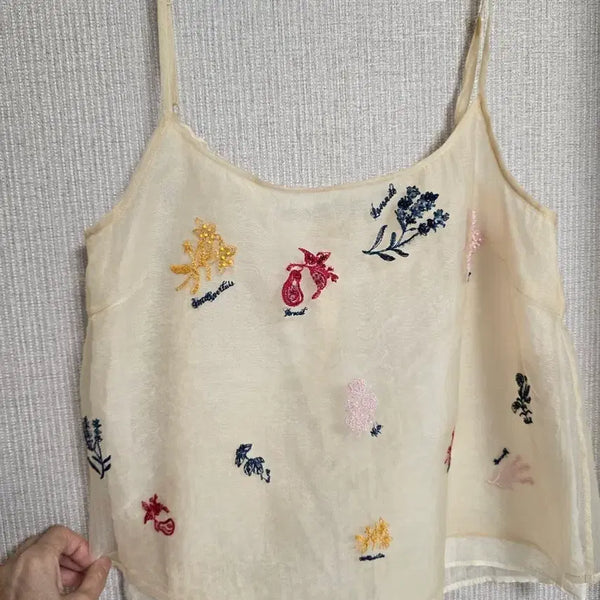 [BUNJANG] O'Z N' Kook Embroidered Chiffon Sleeveless Top / 오즈세컨 꽃 자수 쉬폰 나시