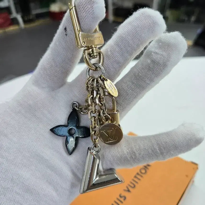[BUNJANG] Louis Vuitton Flower Keyring Bag Charm / [정품] 루이비통 플라워 키링 백참