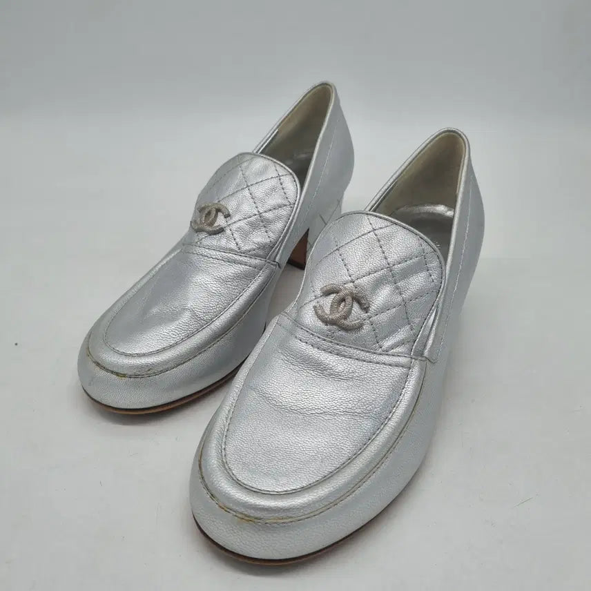[BUNJANG] Chanel Women's Silver Metallic Quilted CC Logo Pumps Heel / 샤넬 실버 메탈릭 퀄팅 CC로고 펌프스 힐 여성 255mm( 38 1/2)