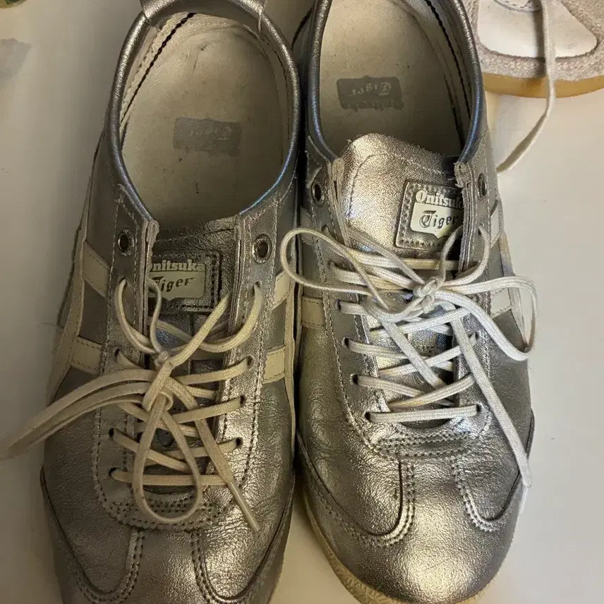 [BUNJANG] Onitsuka Tiger Silver Sneakers Size 240 / 오니츠카 타이거240