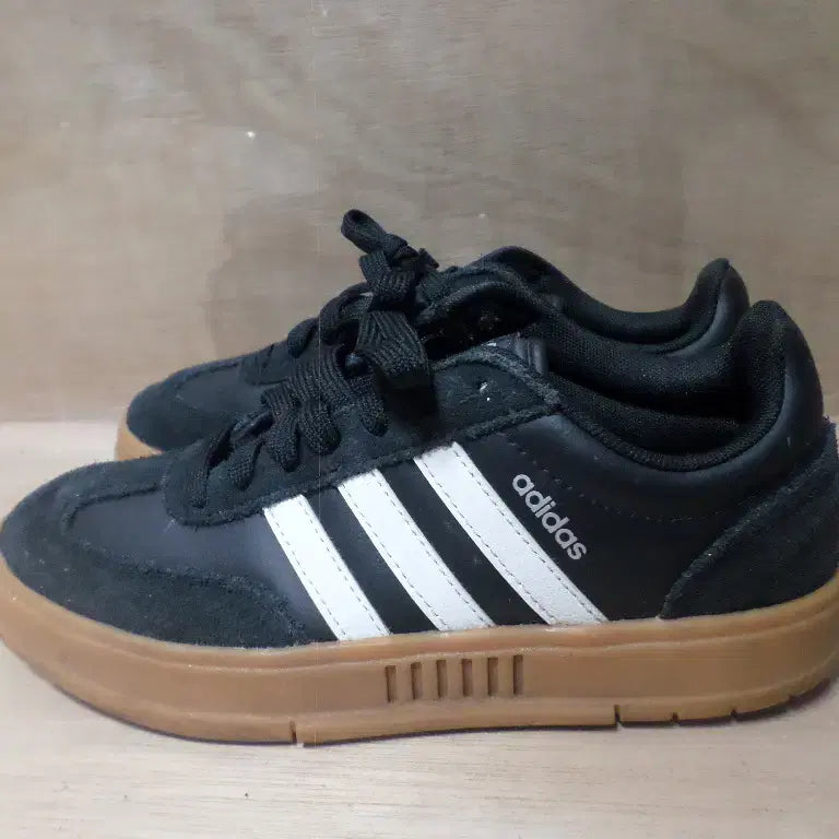 [BUNJANG] Adidas Gradas Black Sneakers / 후루룩구제3 235 아디다스 그라다스 블랙 운동화 260803