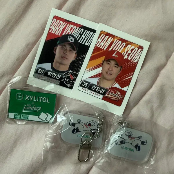 [BUNJANG] Lotte Keyring, Landers Badge, Park Young-hyun Sticker, Han Yu-seom Sticker / 롯데 키링, 랜더스 뱃지, 케이티 박영현 스티커,랜더스 한유섬 스티커판매 // 엘지로 교환