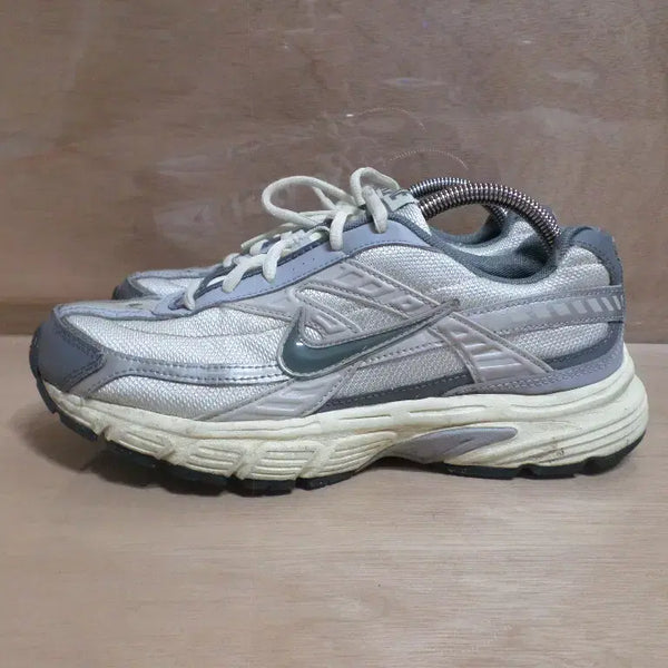 [BUNJANG] Nike Initiator Sneakers / 후루룩구제3 255 나이키 이니시에이터 운동화 스니커즈 260803