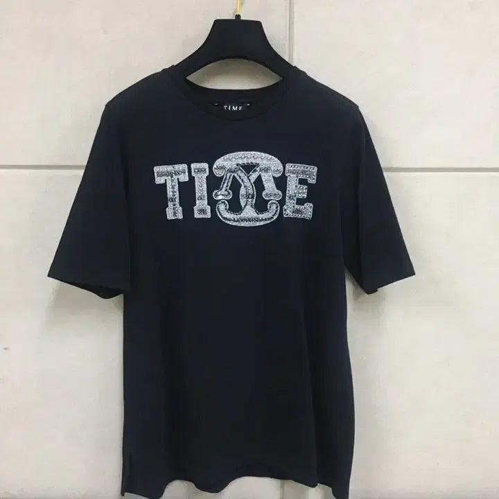 [BUNJANG] TIME (Hansem) Black Beaded Logo Short Sleeve T-Shirt / 한섬 타임 정품 블랙 비즈자수 로고 반팔티셔츠