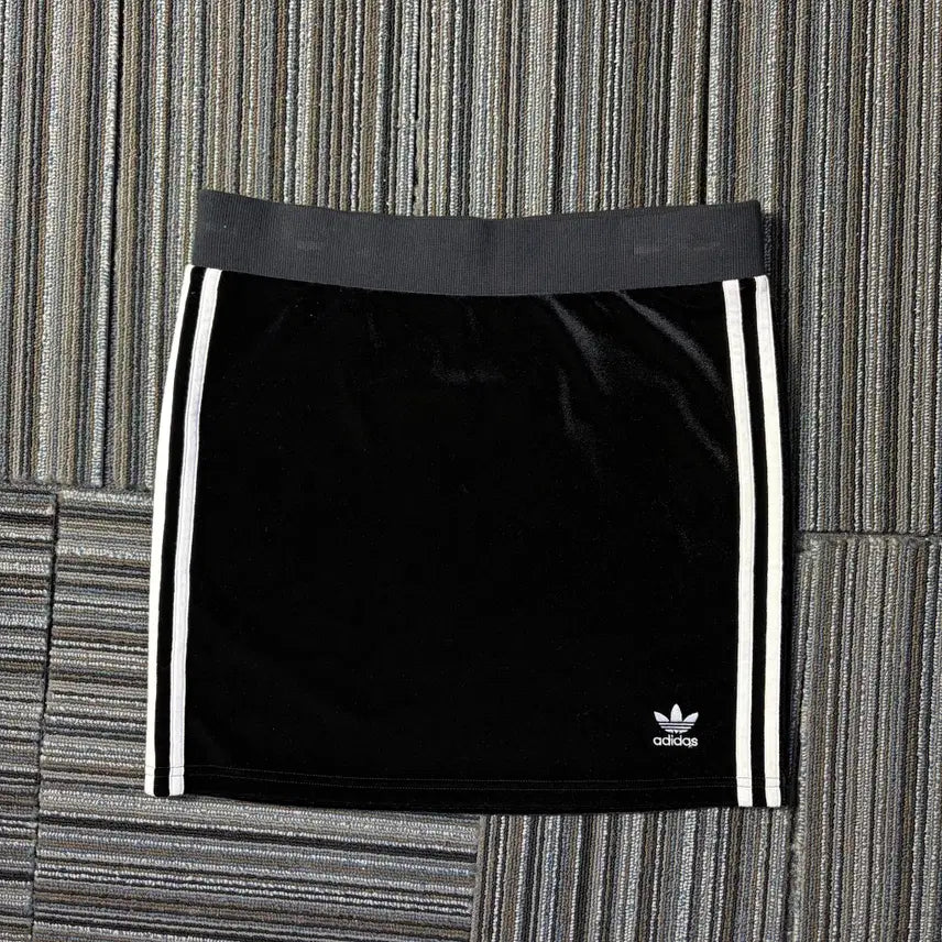[BUNJANG] Adidas Originals Black Velvet Mini Skirt / 아디다스 오리지널스 블랙 벨벳 미니스커트