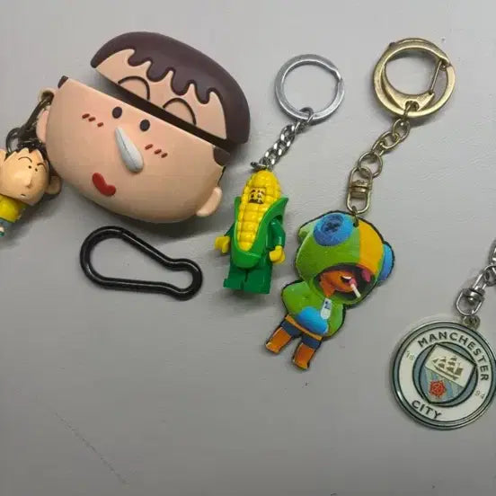 [BUNJANG] Airpods Case with Cartoon Character, Limited Edition Lego Figurines, Leon Keychain, Man City Keychain / 에어팟 맹구 케이스, 한정판 레고 피규어, 레온 키링, 맨시티 키링