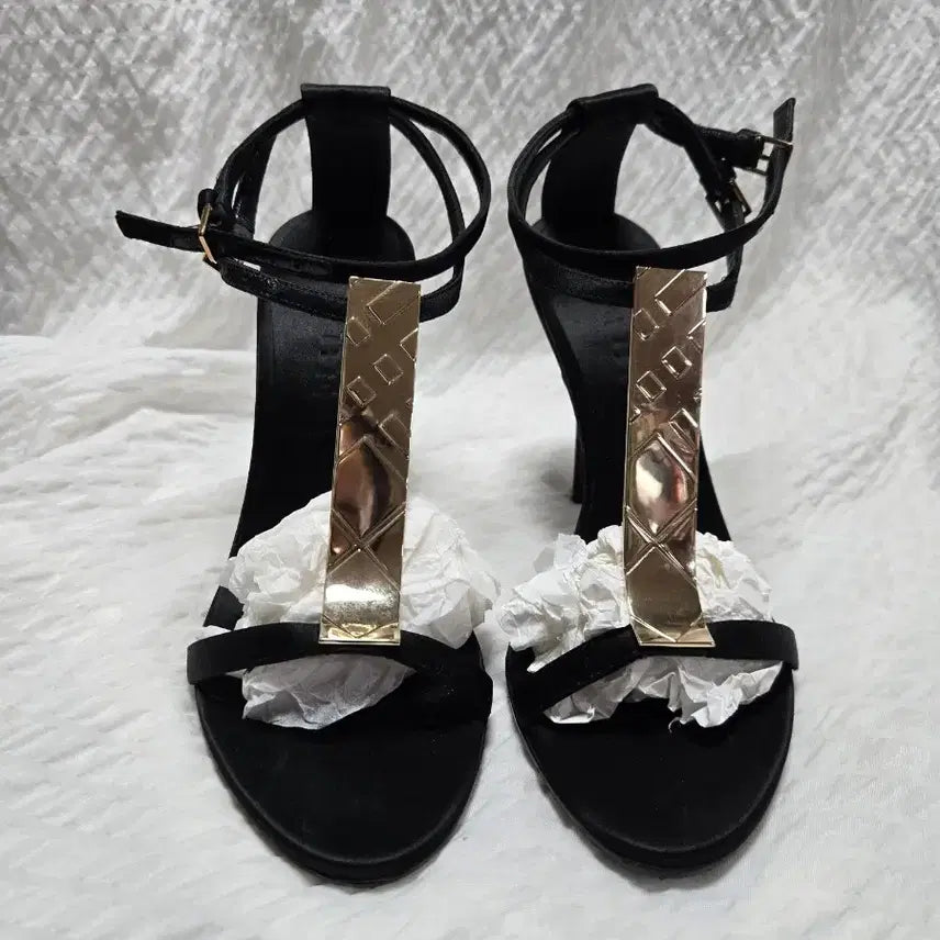 [BUNJANG] Burberry Black Strap Sandals Heel (Size 235) / 버버리 블랙 스트랩 샌들 힐 235