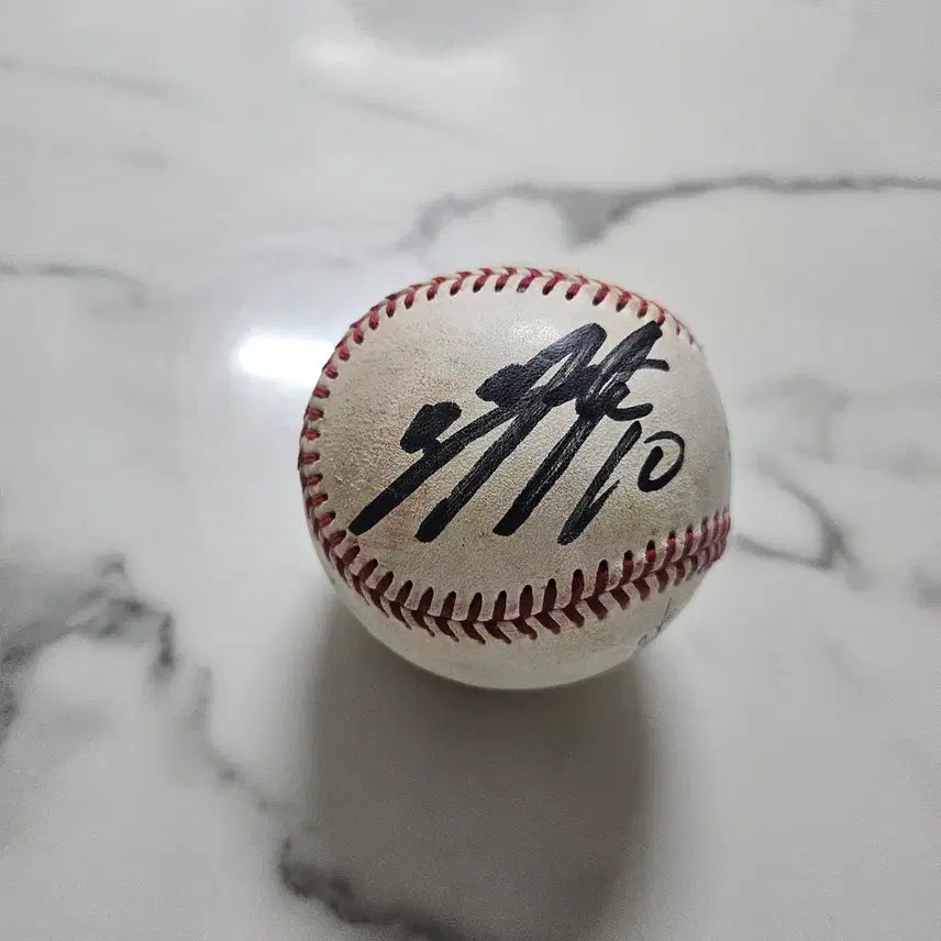 [BUNJANG] LG Twins Oh Ji-hwan Signed Baseball (KBO Official Ball) / LG트윈스 오지환 선수 싸인볼 (kbo 공인구)