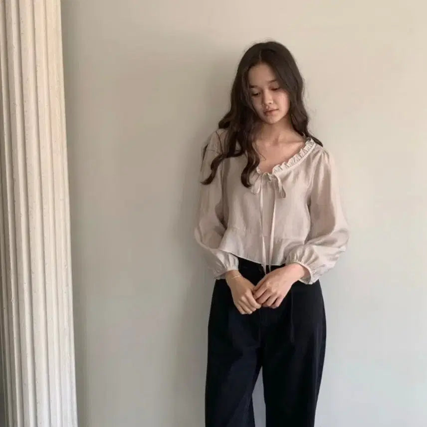 [BUNJANG] Lietto Near Blouse (Beige) / 리에뜨 니어 블라우스(베이지)