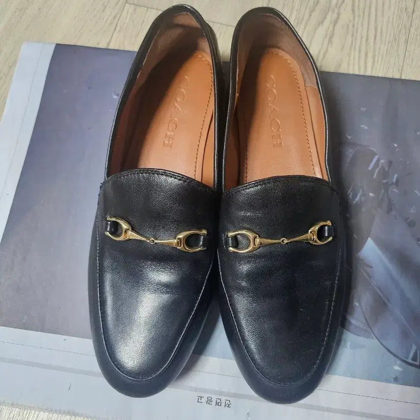 [BUNJANG] Coach Loafers Black Gold Hardware Detail / 코치 로퍼 블랙 금장 장식