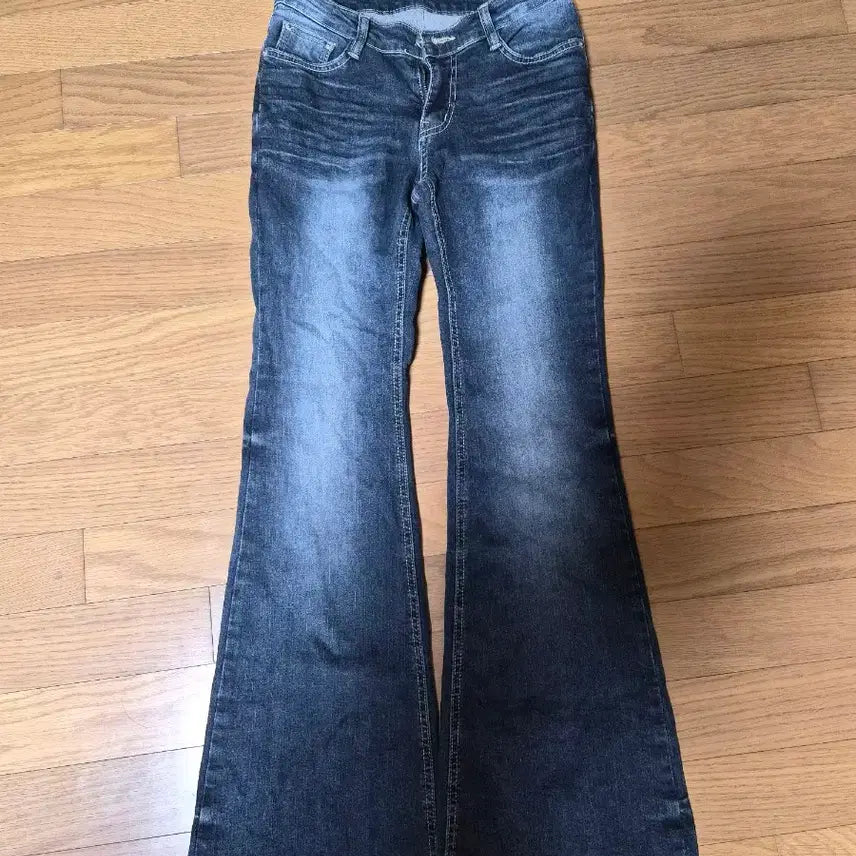 [BUNJANG] Low-Rise Bootcut Jeans with Hip Padding / 골반뽕 부추컷 [한번 착용]