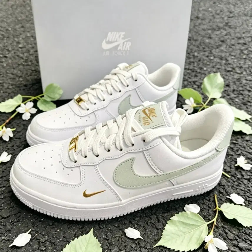 [BUNJANG] Nike Air Force 1 White Light Mint Women's Sneakers with Gold Accent / 나이키 에어포스1 화이트 연한민트 여성 스니커즈 골드 포인트 장식