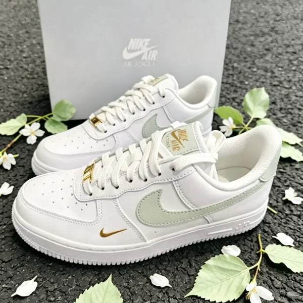[BUNJANG] Nike Air Force 1 White Light Mint Women's Sneakers with Gold Accent / 나이키 에어포스1 화이트 연한민트 여성 스니커즈 골드 포인트 장식