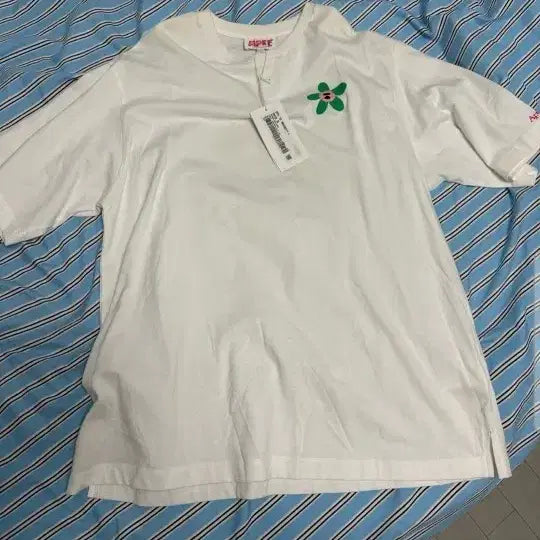 [BUNJANG] AAPE BY A BATHING APE Embroidered Flower T-Shirt / 새상품]] AAPE BY ABATHING APE반팔티.   M(택달린새상품)