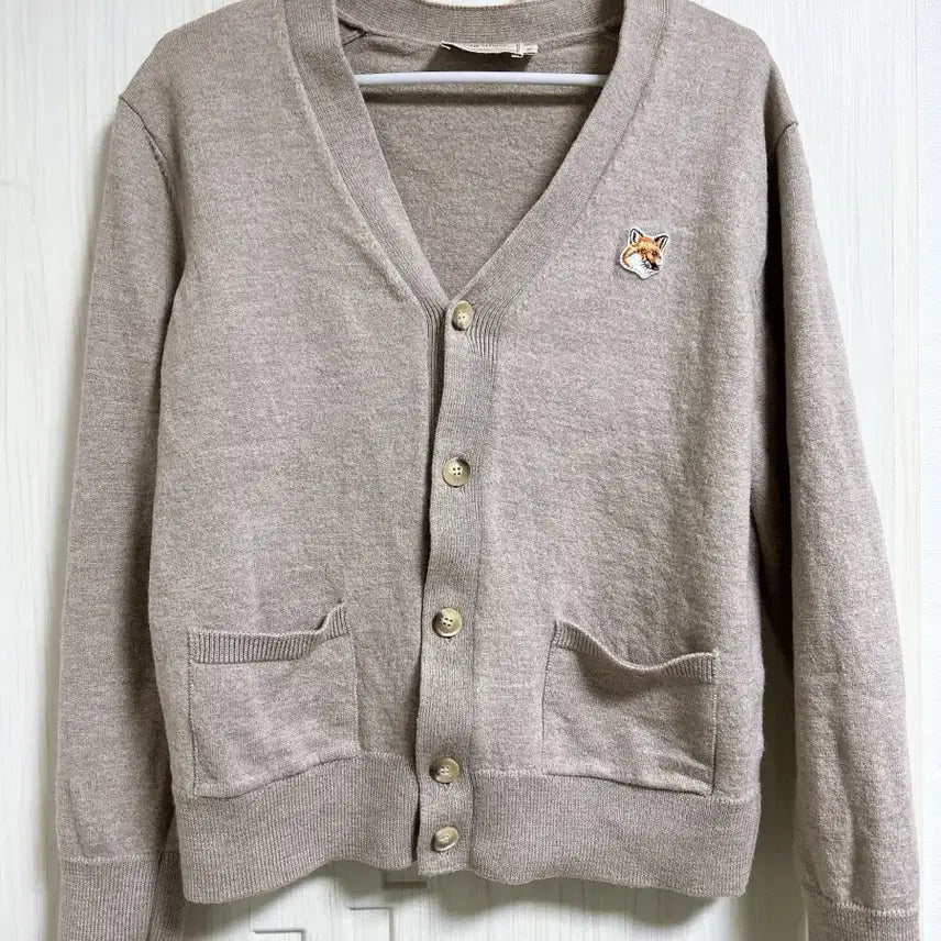 [BUNJANG] Maison Kitsuné Fox Head Patch Cardigan Beige M / [정품] 여성 메종키츠네 폭스헤드 패치 가디건 베이지 M