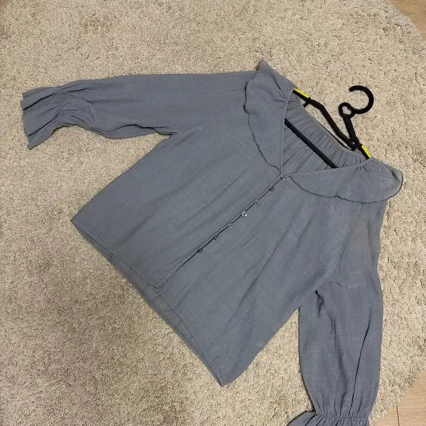 [BUNJANG] Egen Cool Tone Frill Blouse / 에겐 쿨톤 프릴 블라우스