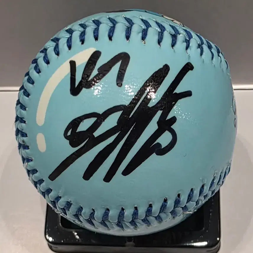 [BUNJANG] Oh Ji-hwan LG Twins Autographed Baseball (Cube Included) / 오지환 LG 크레이지 아케이드 싸인볼 (큐브포함)