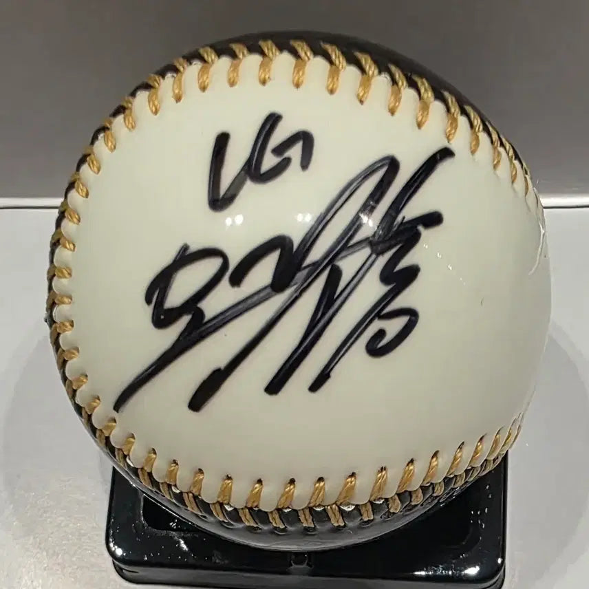 [BUNJANG] Oh Ji-hwan 2023 LG United Championship Commemorative Baseball (Includes Cube) / 오지환 2023 LG 통합우승 기념구 블랙 싸인볼 (큐브포함)