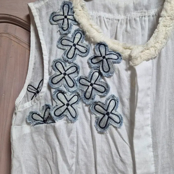 [BUNJANG] White Sleeveless Top with Floral Embroidery / 민소매 나시, 새상품