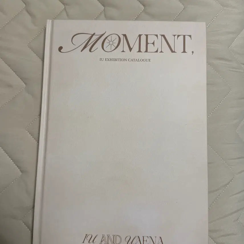 [BUNJANG] IU (IU) Moment Exhibition Catalog / 아이유 순간 전시회 카탈로그