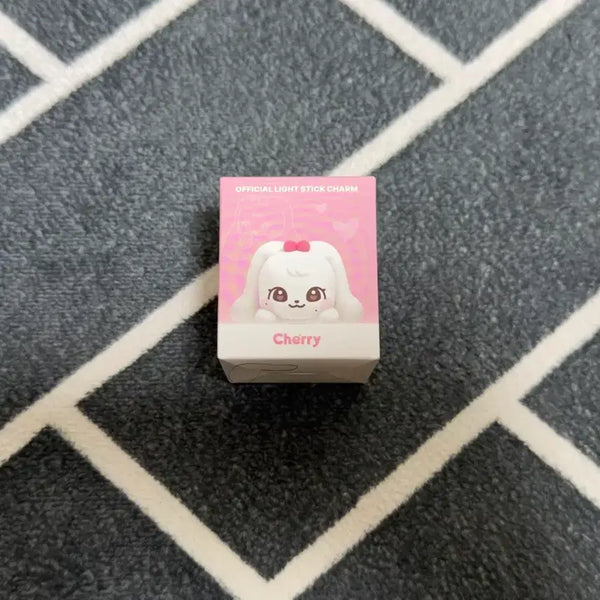 [BUNJANG] IVE Jang Wonyoung Minive Cherry Lightstick Charm / ive 아이브 minive 미니브 장원영 체리 응원봉 참 minive