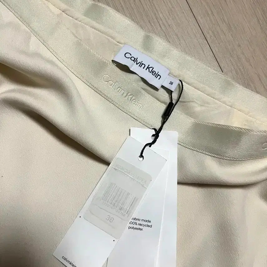 [BUNJANG] Calvin Klein CK 24SS Satin Logo Waist Silky Long Skirt Ivory / 새상품)캘빈클라인 CK 24ss 새틴 스커트 로고 웨이스트 아이보리 실키 롱치마
