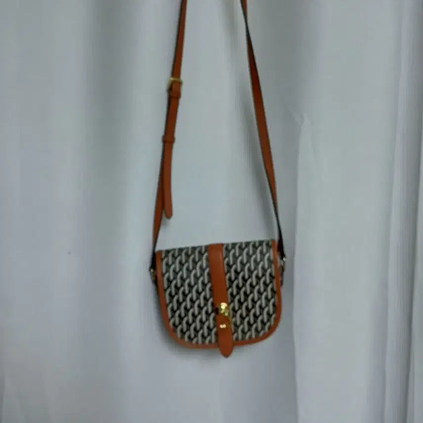 [BUNJANG] Garnica Gotica Camel Leather Crossbody Bag / 가디나새들백 고티카 카멜 크로스백