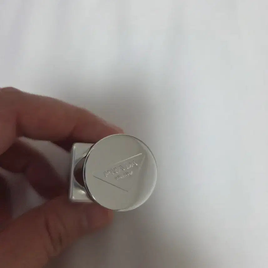 [BUNJANG] Prada Lip Balm Banana Yellow / 프라다 립밤 바나나 옐로우