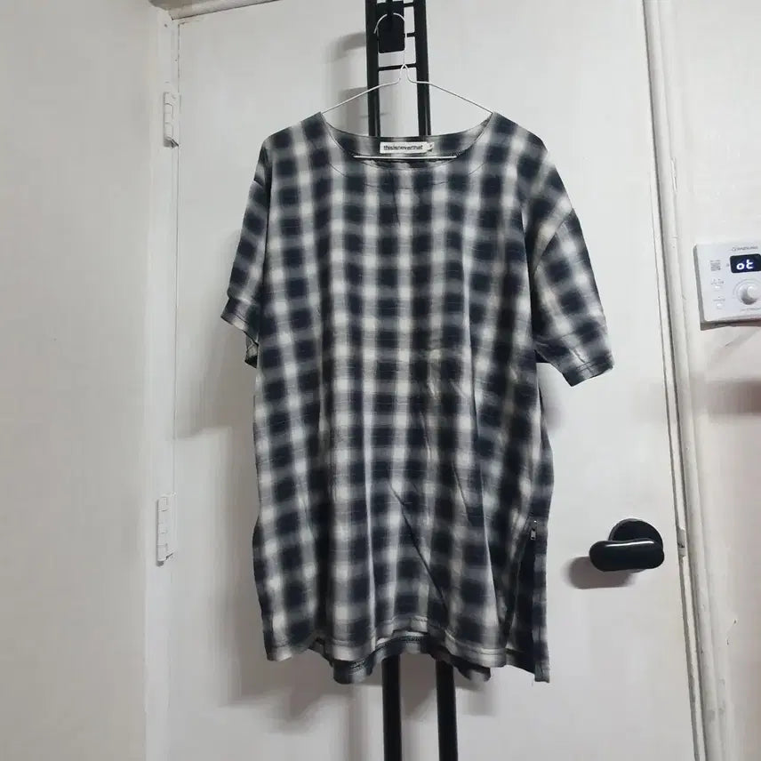 [BUNJANG] thisisneverthat Unisex Side Zip Short Sleeve T-Shirt Size L (100) / 디스이즈네버댓 남녀공용 L 100 반팔 사이드집업