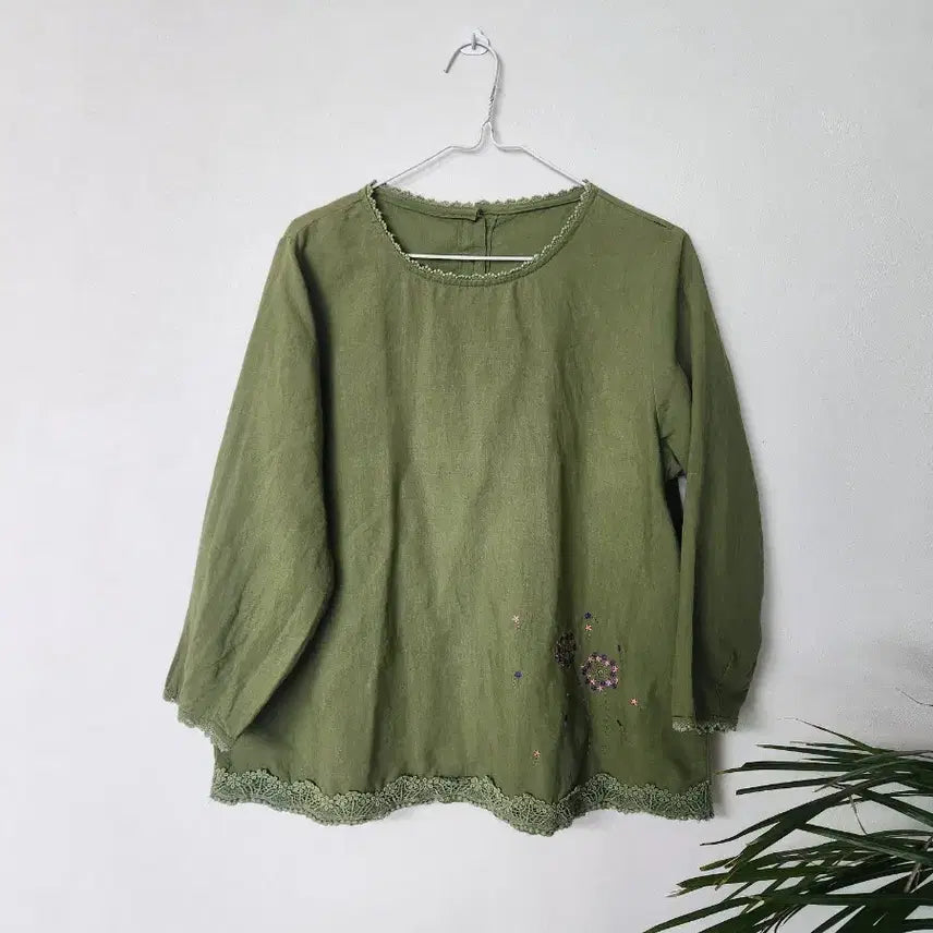 [BUNJANG] Linen Embroidered Blouse - Olive / 올리브색 린넨 자수 블라우스  95~100