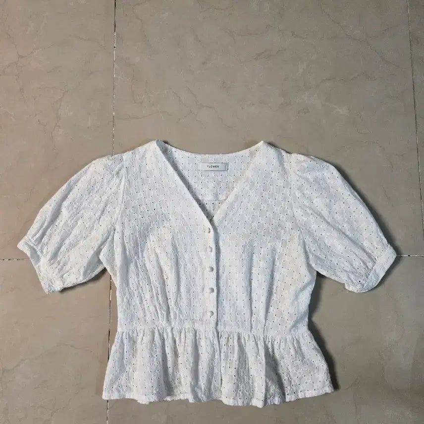 [BUNJANG] Flower Embroidery Blouse White / 플라워 자수 블라우스 화이트