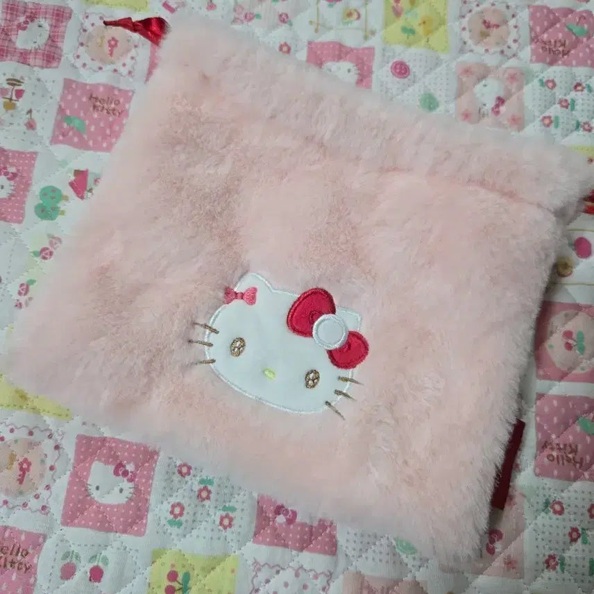 [BUNJANG] Hello Kitty Winter Draw Pink Fur Pouch / 헬로키티 겨울 쿠지 핑크 퍼 복조리 파우치