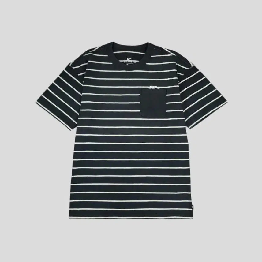 [BUNJANG] Nike Futura Logo Stripe Chest Pocket Cotton Short Sleeve T-Shirt / 나이키 피그먼트 블랙 화이트 배색 퓨추라로고 스트라이프 체스트포켓 코튼 반팔 티셔츠 M