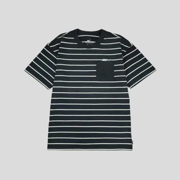 [BUNJANG] Nike Futura Logo Stripe Chest Pocket Cotton Short Sleeve T-Shirt / 나이키 피그먼트 블랙 화이트 배색 퓨추라로고 스트라이프 체스트포켓 코튼 반팔 티셔츠 M