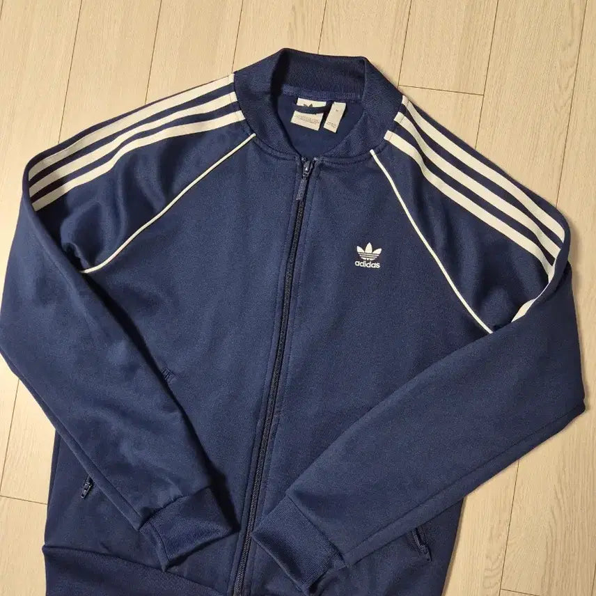 [BUNJANG] Adidas Superstar Track Top Full Zip Jersey Jacket Size M / 새상품급) 아디다스 슈퍼스타 트랙탑 집업 저지 사이즈m실착 몇회 안되서 새상품 처럼 깨끗해요아우터/트랙탑/여성용/길이: 숏/긴팔 /출시가: 99,000원아디다스의 가장