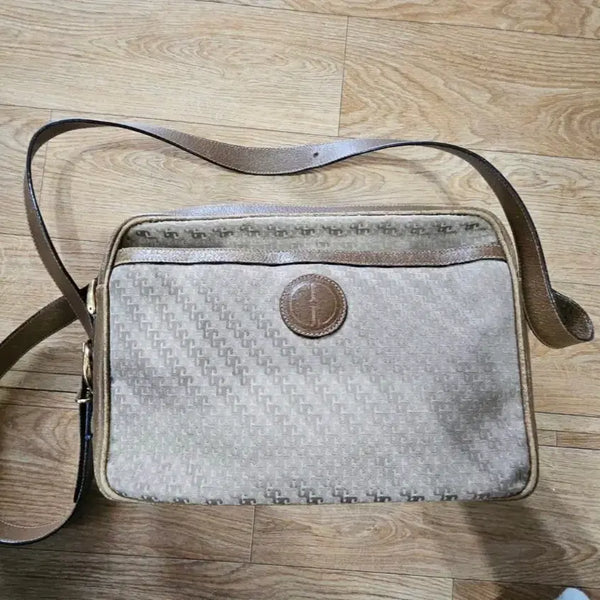 [BUNJANG] Gucci Vintage Logo Pattern Crossbody Bag (Original Old Model) / 정품)구찌 빈티지 로고 패턴 크로스백 (오리지널 구형)