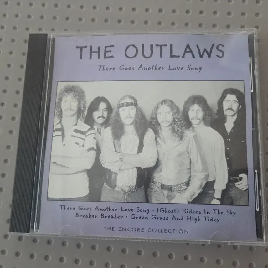 [BUNJANG] The Outlaws 'There Goes Another Love Song' CD / 더 아웃로스(The Outlaws)의  앨범 'There Goes Another Love Song' CD예요