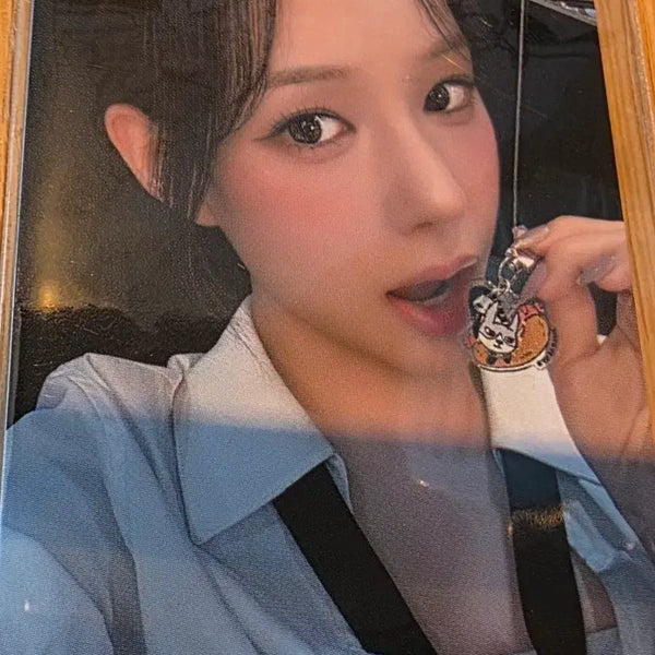 [BUNJANG] Izuna Yusarang Louvre Baguette Photocard Popup Exclusive / 이즈나 유사랑 프랑스 루브르 바게트 특전 포카팝업