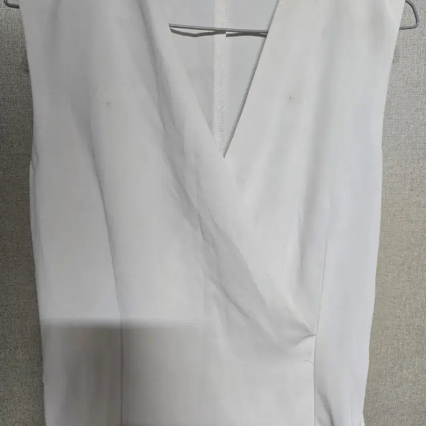 [BUNJANG] CHROMOSOME X White Sleeveless V-Neck Blouse / CHROMOSOME X 민소매 블라우스 화이트66