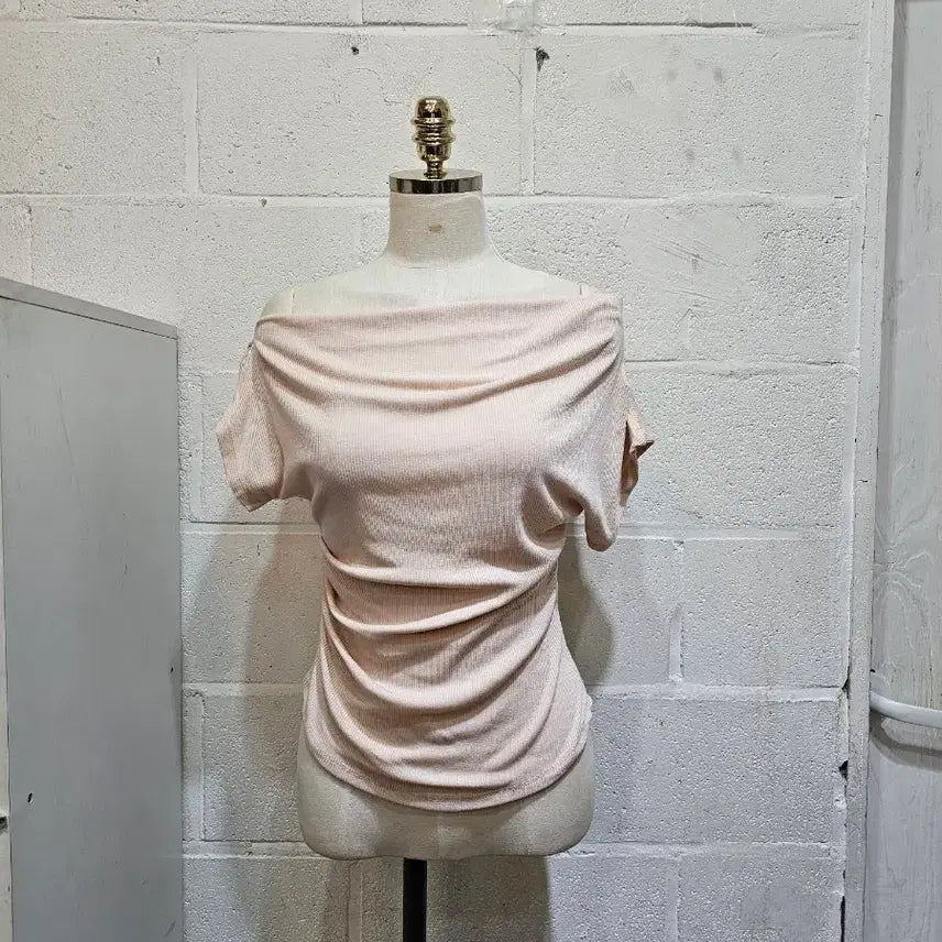 [BUNJANG] One-Shoulder Shirring Soft Ribbed Short-Sleeve Top - Pink Beige / 한쪽셔링 오프숄더 부드러운 골지 반팔- 핑크베이지
