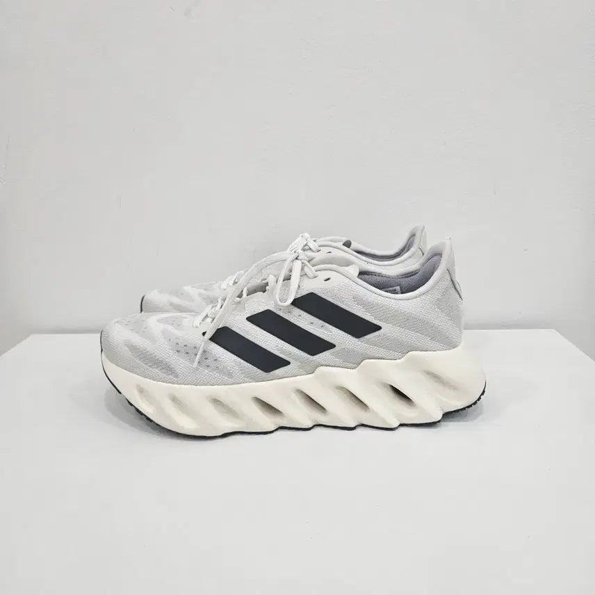 [BUNJANG] Adidas Switch FWD Running Shoes - Black/White - Size 280mm / 아디다스 스위치 FWD 러닝화 280