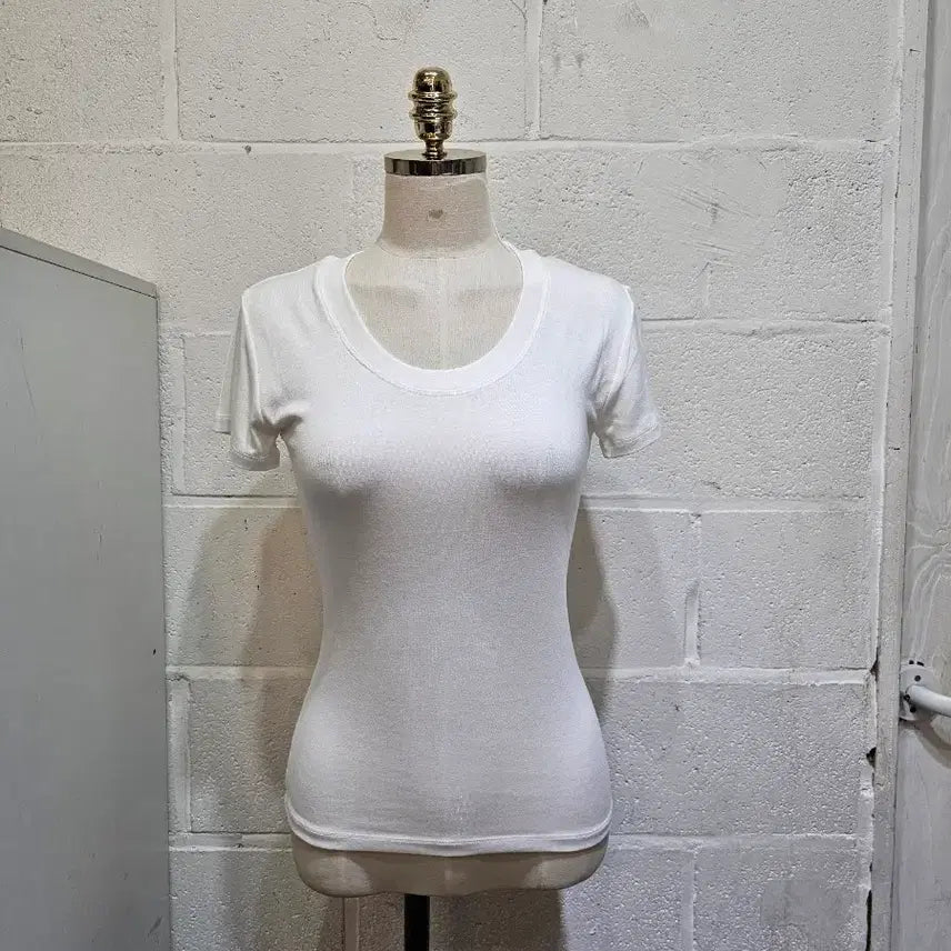[BUNJANG] Basic U-Neck Short Sleeve T-Shirt - White / 유넥 무지 반팔- 화이트