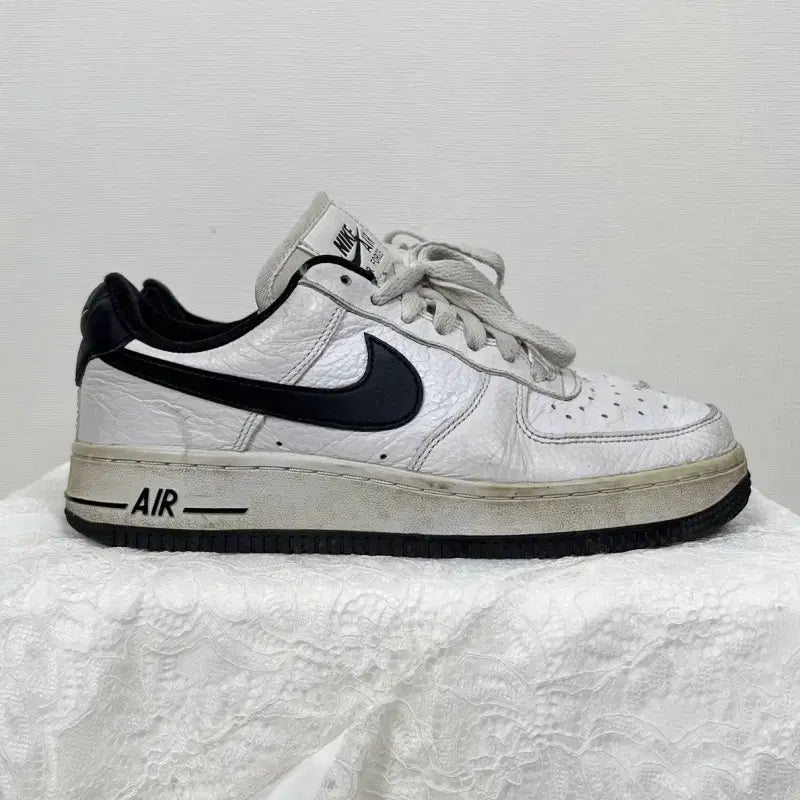 [BUNJANG] Nike Air Force 1 '07 Sneakers White/Black / 나이키/에어포스 1 07 흰검 스니커즈 운동화 235/라덴