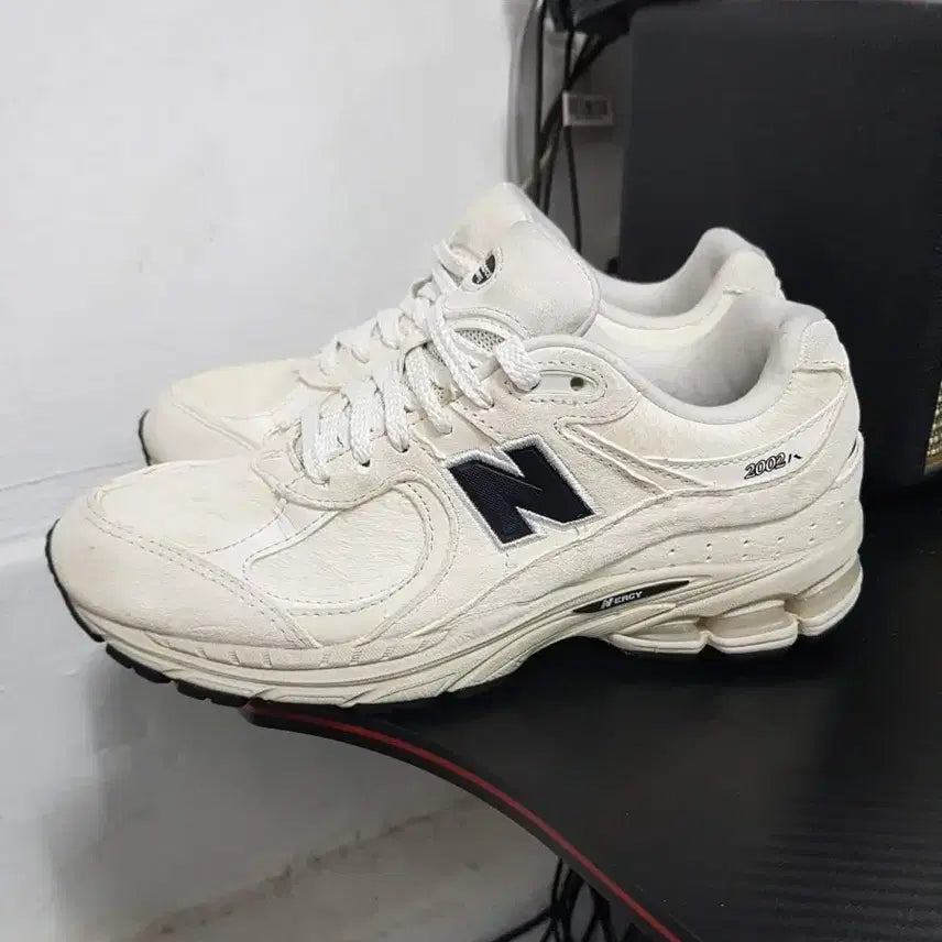 [BUNJANG] New Balance 2002R Ivory Sneakers / 뉴발란스 2002R 아이보리 스니커즈 240