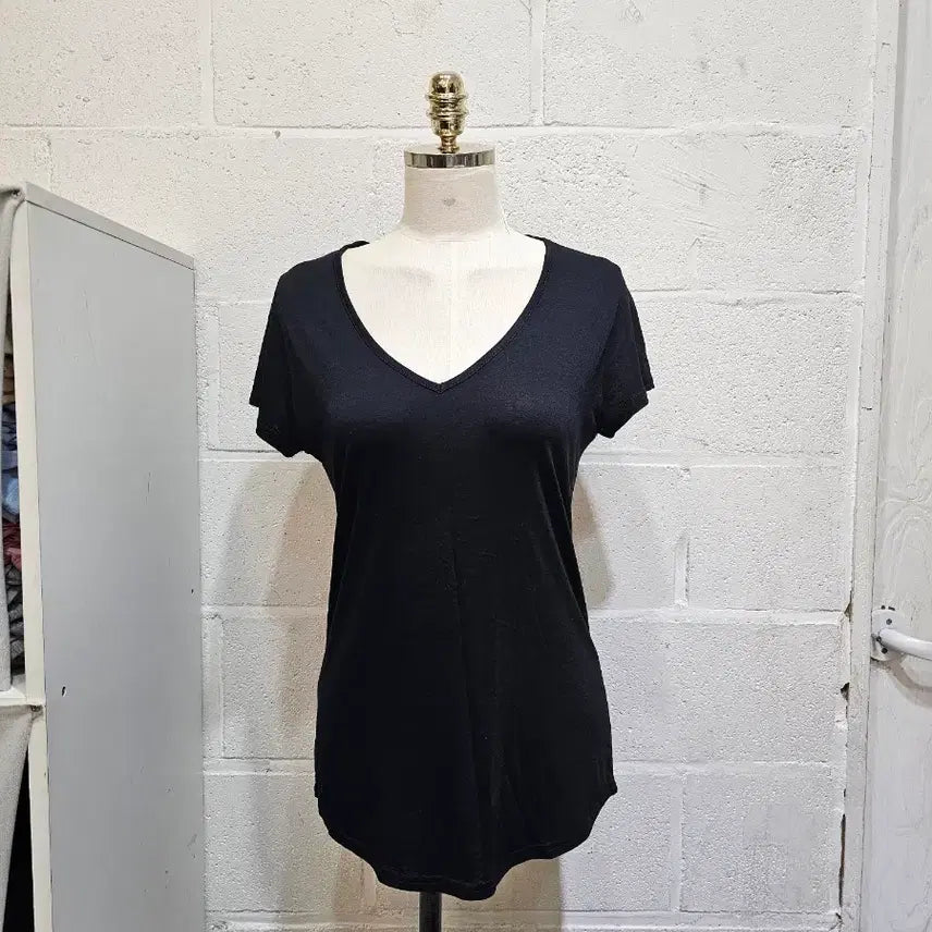 [BUNJANG] Silk Blend V-Neck Long Short-Sleeve T-Shirt - Black / 찰랑한 실크면 브이넥 롱 반팔- 블랙