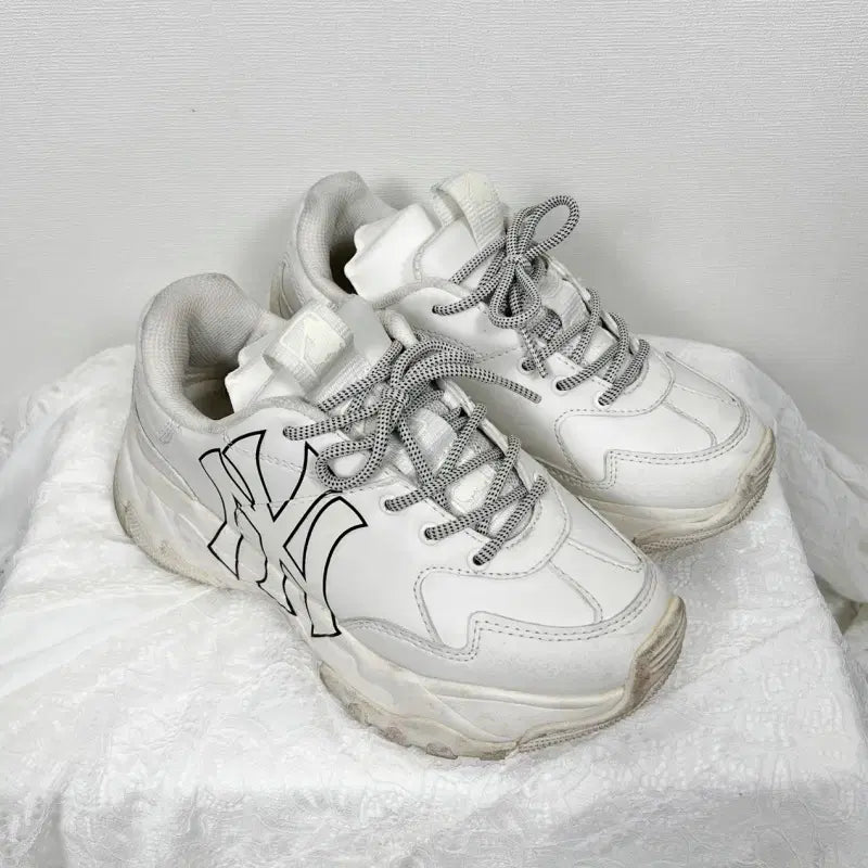 [BUNJANG] MLB Big Ball Chunky New York Yankees Sneakers / MLB/빅볼청키 뉴욕양키스 스니커즈 운동화 230/라덴