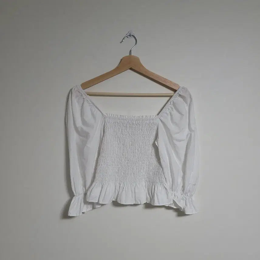 [BUNJANG] ZARA Cropped Smocked Banding Frill Blouse White / (26) ZARA 자라 크롭 스모크 밴딩 프릴 블라우스 화이트