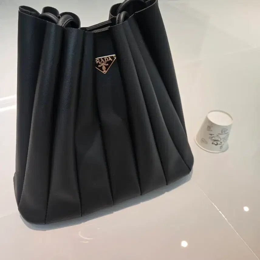 [BUNJANG] Stylish Black Leather Shirring Bucket Bag / 스타일 블랙 레더 셔링 버킷백(단순진열)