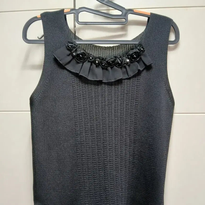[BUNJANG] Black Rose Embellished Sleeveless Blouse Size 55 / 블랙 나시 블라우스 장미 장식55